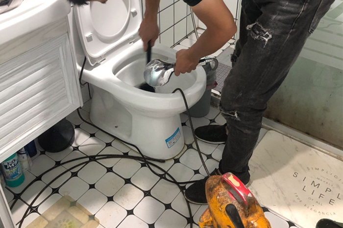 阿克陶马桶堵塞自己疏通还是找师傅？专业上门服务让你省时更省心